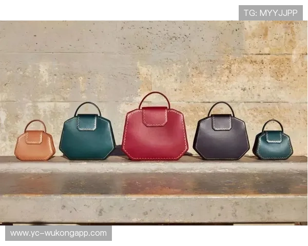 余依婷训练完直接拎爱马仕去吃下午茶?